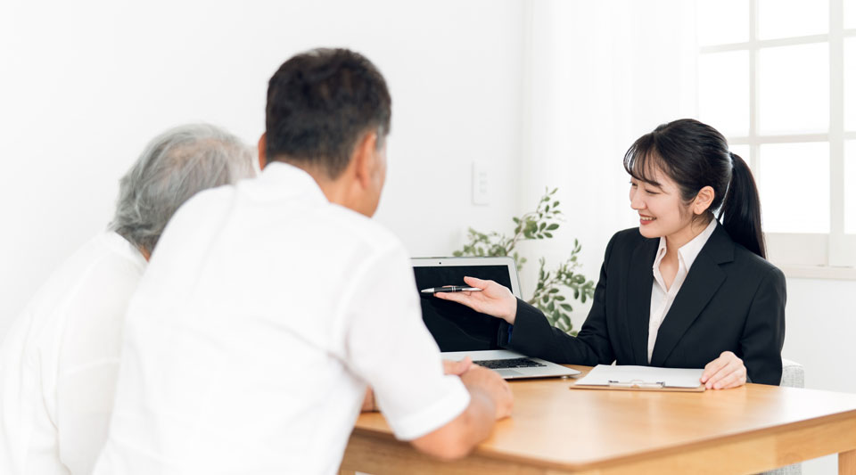 メモサのお葬式の相談員が松戸市の家族葬プランを説明している相談風景