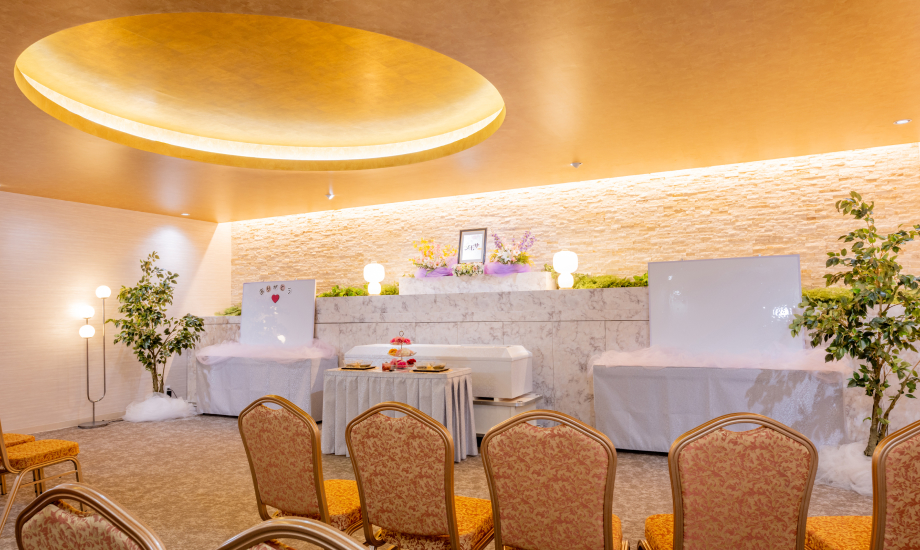 メモサのお葬式が松戸市のホールで一日家族葬の祭壇を整えている