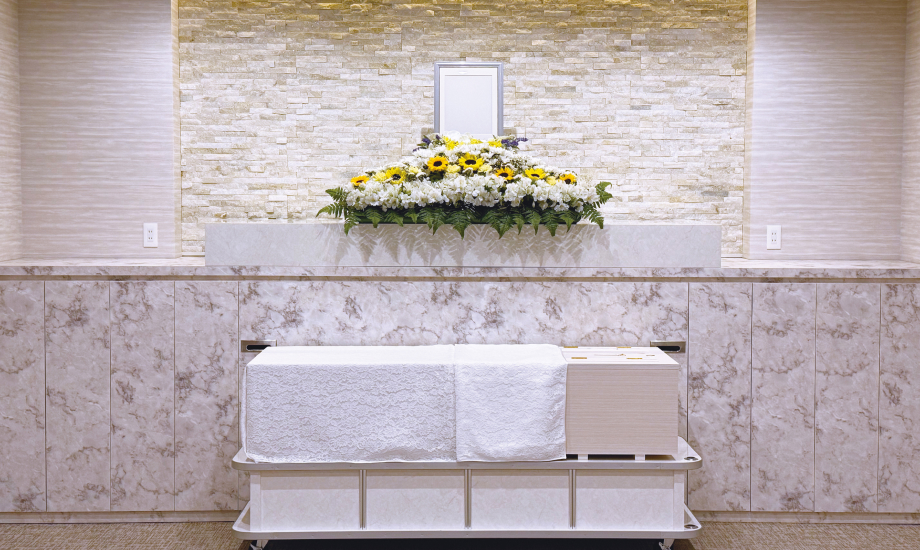 メモサのお葬式が松戸市ホールで白の花飾りを添えた祭壇で二日家族葬を行う