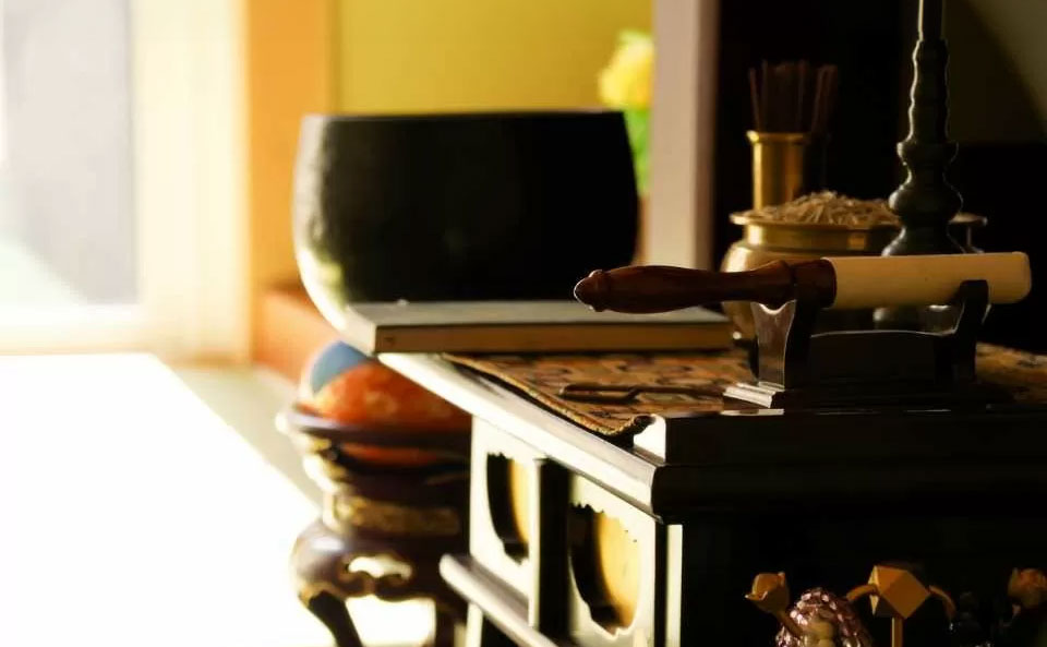 メモサのお葬式が松戸市で案内する仏壇と香炉が並ぶ相談用の葬儀準備机