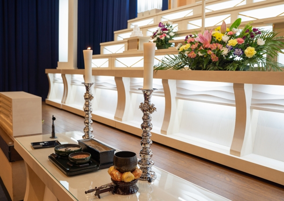 メモサのお葬式の松戸市ホールで火葬式用祭壇と線香と供花が整えられている