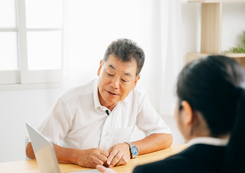 メモサのお葬式のスタッフが松戸市で高齢男性を対応している