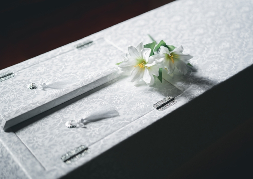 メモサのお葬式が松戸市で白装の棺に百合を添えた火葬式プランの様子