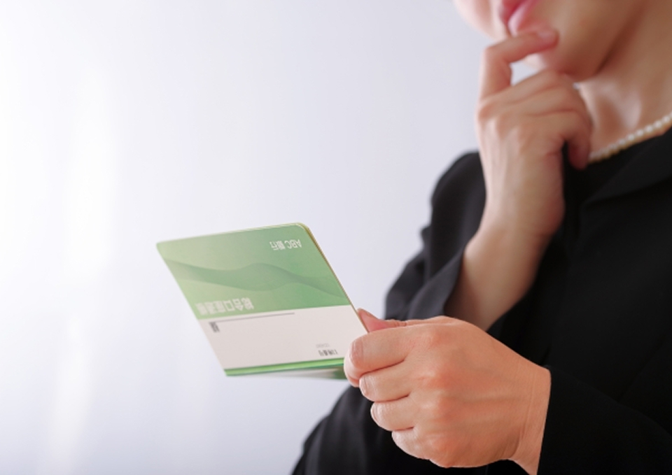 葬儀の費用に悩む女性