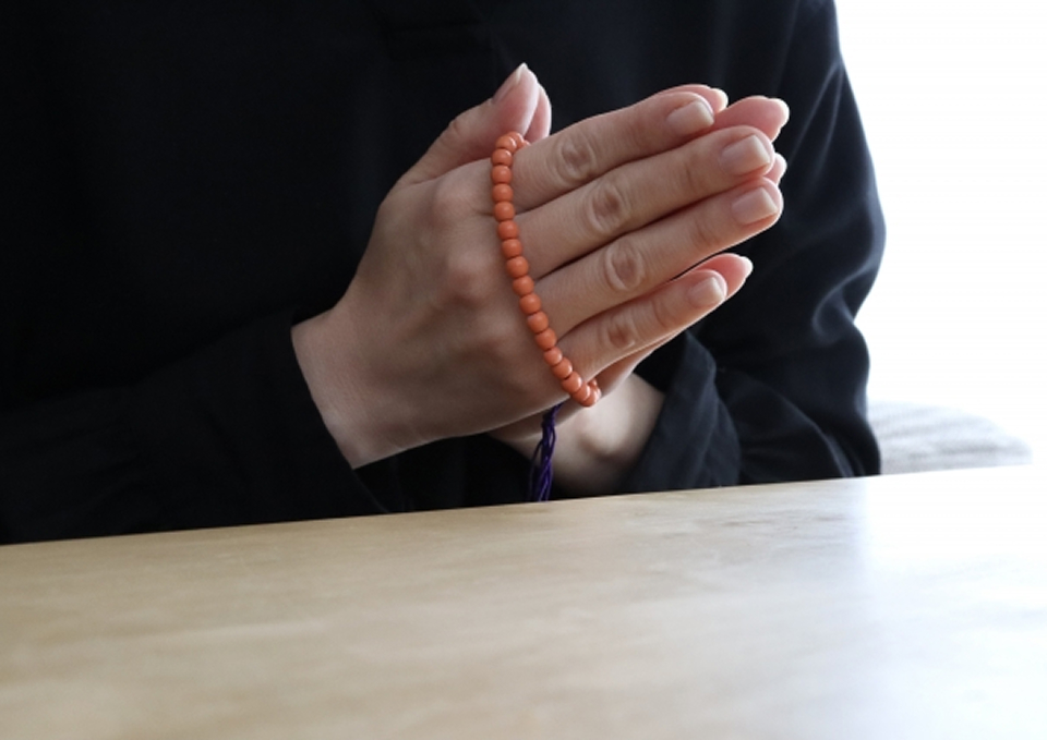 メモサのお葬式が松戸市で火葬式を行う際に念珠を手に合わせる遺族の手元