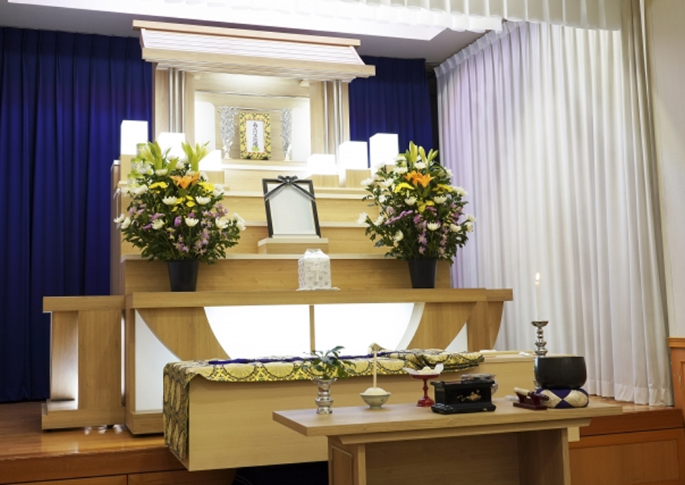 メモサのお葬式が松戸市ホールで一日家族葬の祭壇を整え告別式を行う準備をしている