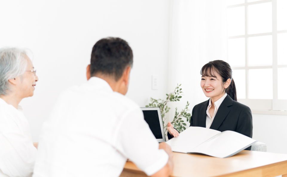 メモサのお葬式が松戸市で高齢のご家族と事前相談を行う笑顔の女性スタッフ